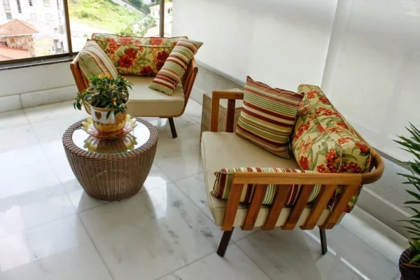POLTRONA BÉRGAMO E MESA HARAS