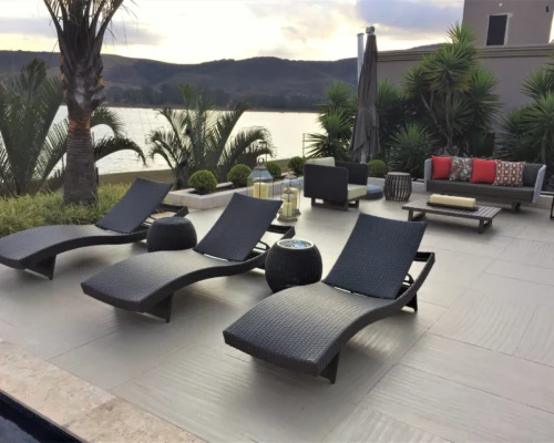 CHAISE SILUETA RECLINÁVEL.