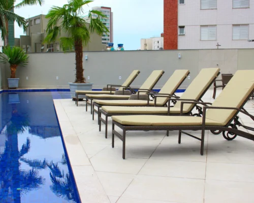 CHAISE COPA COM BRAÇO E RODINHA