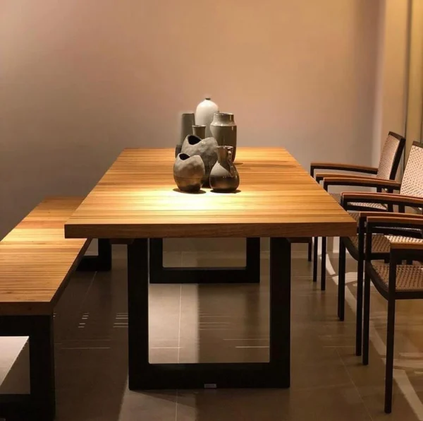 MESA EM MADEIRA COM BASE EM ALUMÍNIO TURIM
