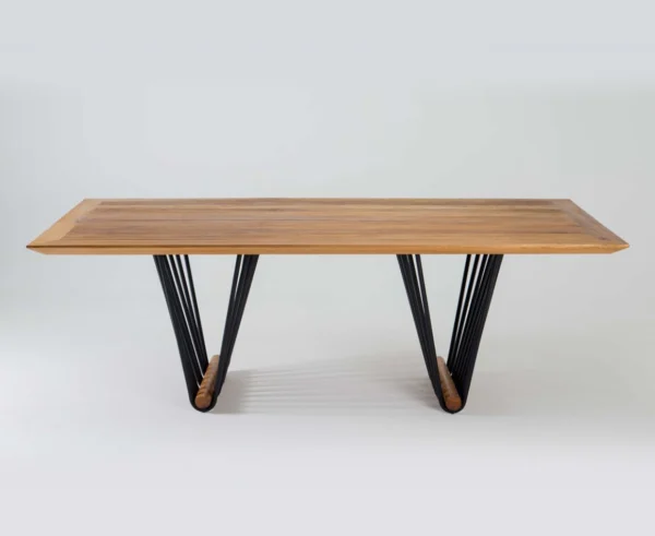 Mesa feita de alumínio e madeira Mantiqueira