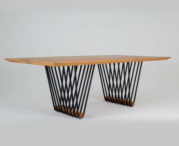 Mesa feita em madeira e alumínio Mantiqueira.