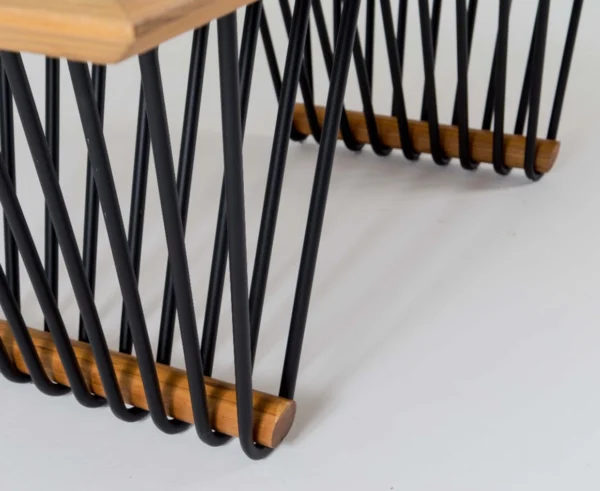 Detalhe sobre mesa feita em madeira e alumínio Mantiqueira